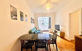 Apartamento completo ao lado da praia de COPACABANA, 2 quartos , 2 banheiros, andar alto , enorme, ar cond, ,wifi, tv smart, pauloangerami NSC109